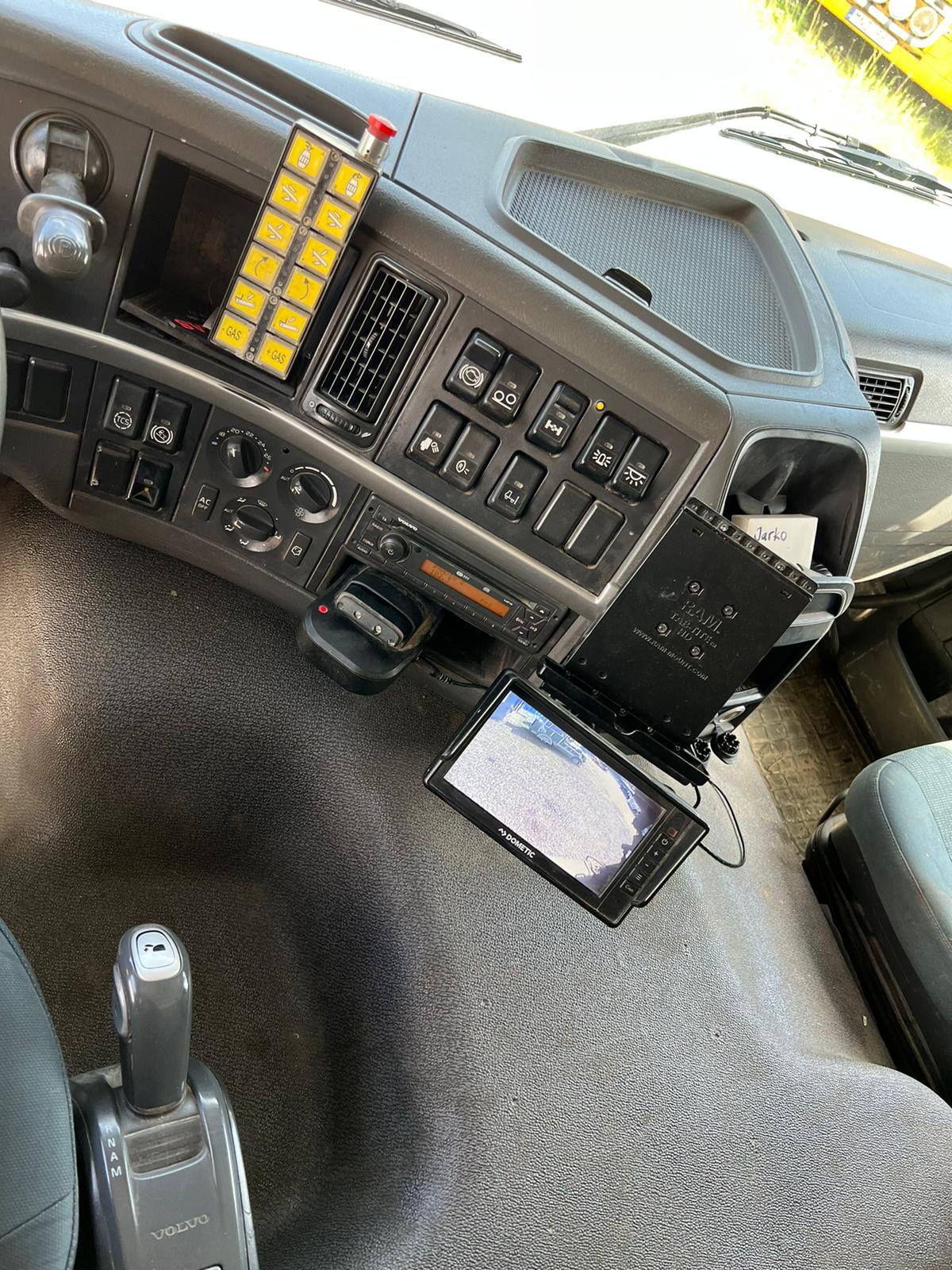 VOLVO FM330, 2011, 6×2 MIXER TRUCK + HYDRAULIC PIPE + REMOTE
