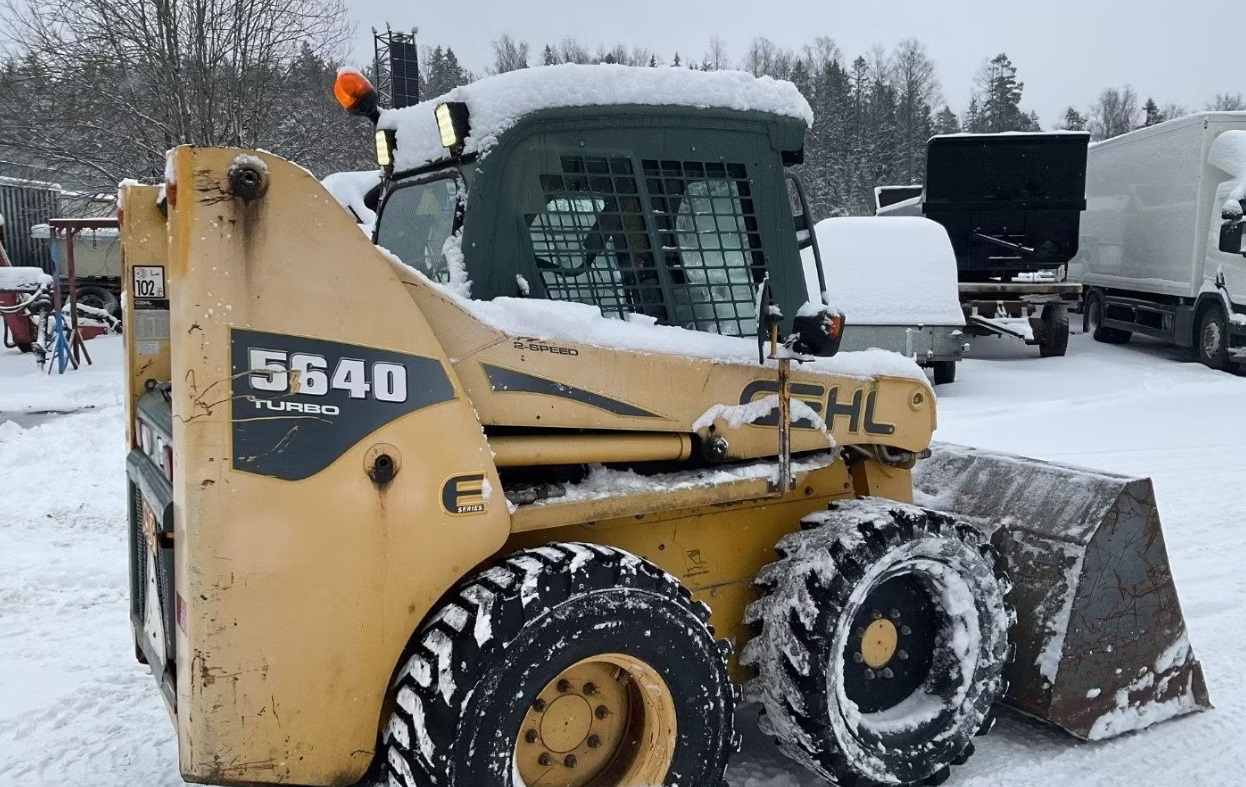 GEHL MINILOADER 5640 TURBO, 2007, BUCKET + FORKS